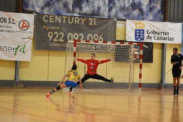 Rocasa afianza su liderato con un triunfo en el derbi canario (25-29)/TA.